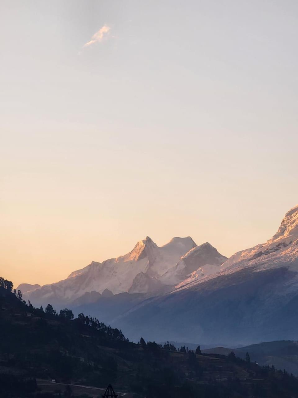Lhotse Hostel B&B Huaraz  Esterno foto